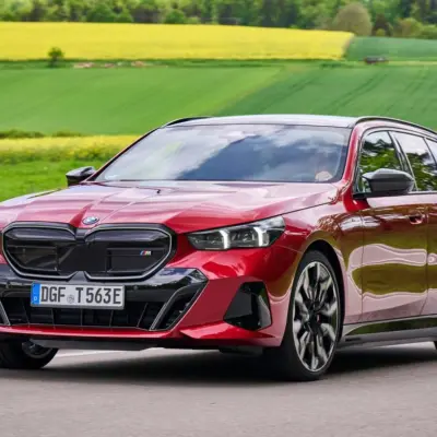 BMW-i5_M60_Touring-2025-1280-34a346204692118346d81df19190e6e6b8