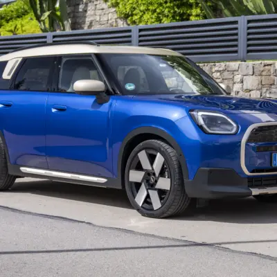 P90552003_highRes_mini-countryman-e-06