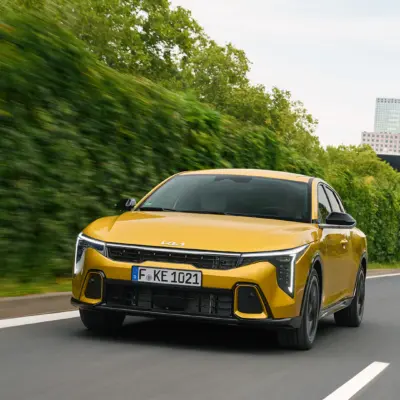 kia-k4-gtline-sparkling-yellow-dynamic-digital-1920x1080-006