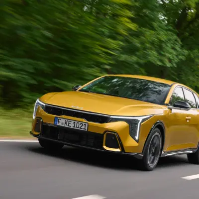 kia-k4-gtline-sparkling-yellow-dynamic-digital-1920x1080-009