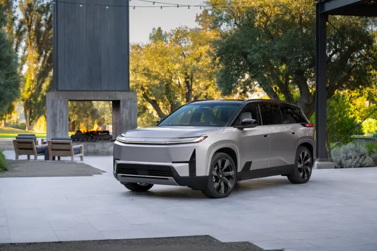 Merész külsejű családi autó a Toyotától: bemutatkozott az új Highlander!