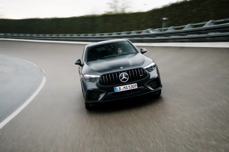 Hat hengerrel jön az új AMG Merci, íme a GLC 53!