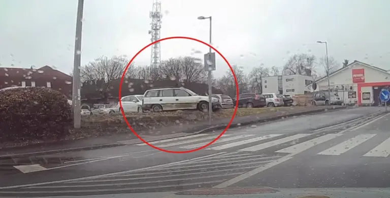 Annyira berúgott, hogy a rendőrök szeme láttára hajtott nyílegyenesen a villanyoszlopnak!