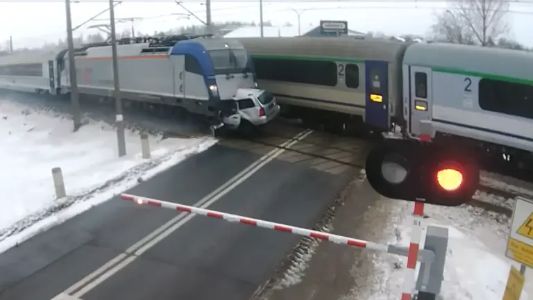 Videó: lerobbant a síneken a kombi, két vonat is belerongyolt
