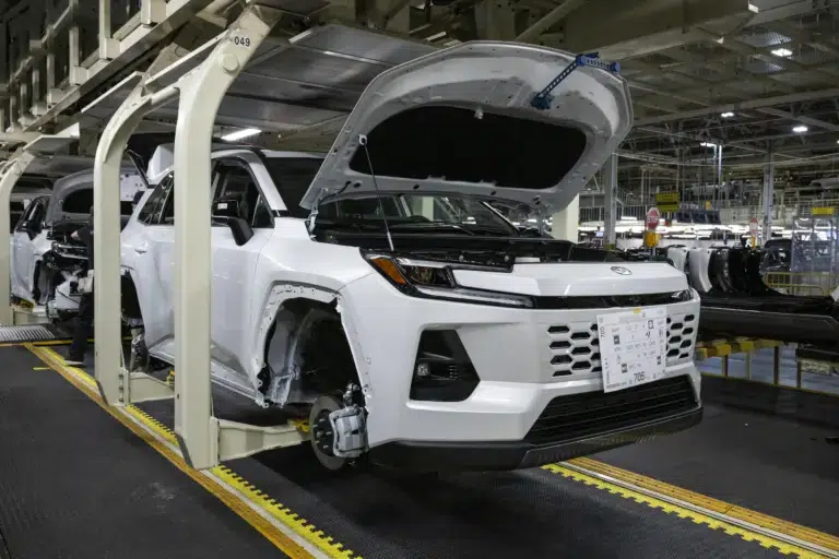 Ritkán látott életképek: így készül a hatodik generációs RAV4 a Toyota üzemében!
