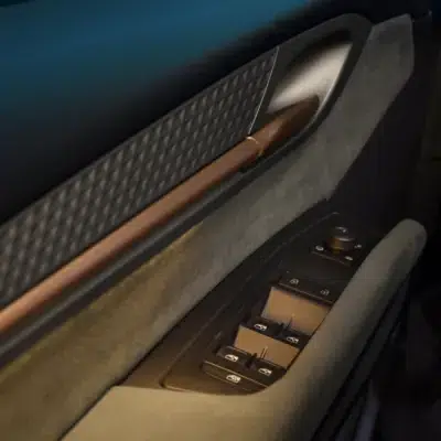 12_New-CUPRA-Born-brings-electrifying-performance-with-new-striking-design-improved-interiors-and-greater-technology_HQ