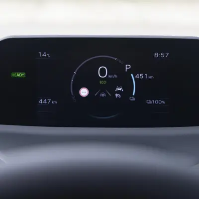 2026_toyotachr_mineral_interior_012