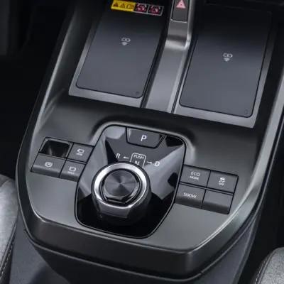 2026_toyotachr_mineral_interior_016