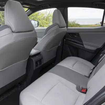 2026_toyotachr_mineral_interior_024