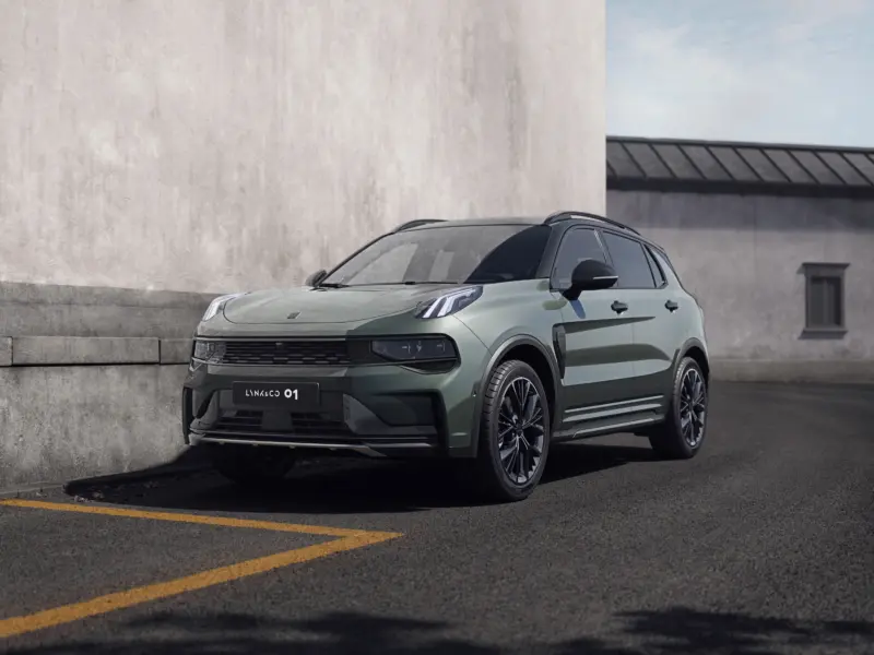 LYNK & CO 01 modell szemből, indusztriális környezetben.