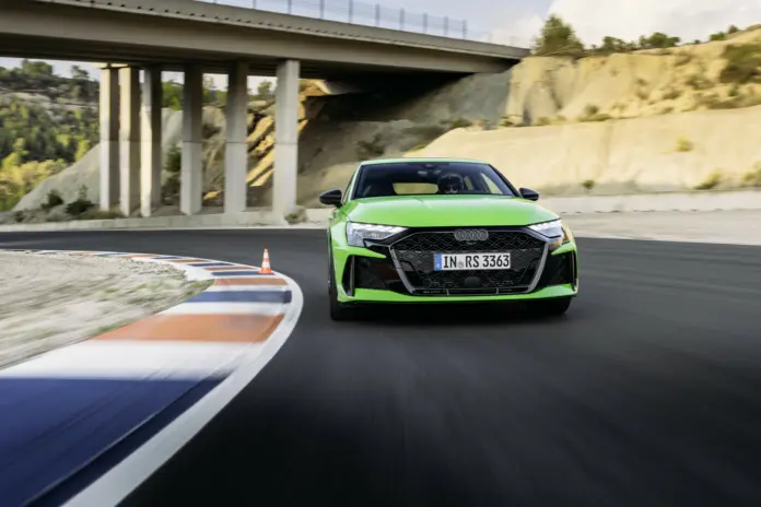 Audi RS 3 Sportback szemből dinaikus fotón.