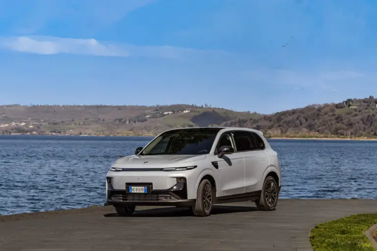Hatótávnövelt hibridként érkezik a Leapmotor B10
