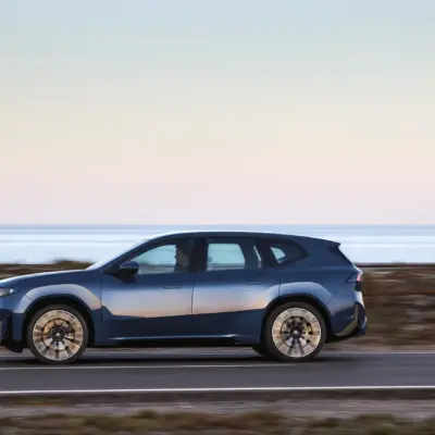 P90615620_highRes_the-new-bmw-ix3-50-x-scaled-1