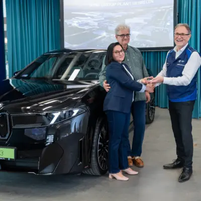 P90633366_highRes_bmw-ix3-handover-in-