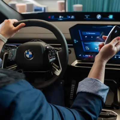P90633367_highRes_bmw-ix3-handover-in-