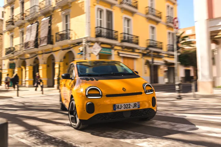 Már az utakon az új Twingo! Így mutat valós környezetben a Renault aprósága!