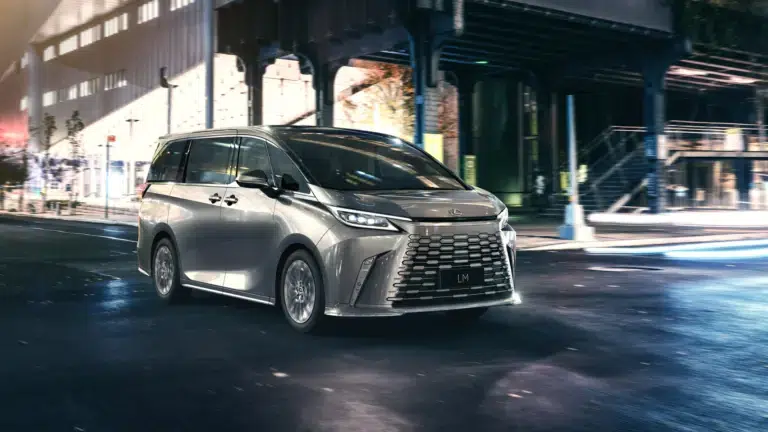 Frissült a Lexus buszlimuzinja, íme a legfontosabb újdonságok!