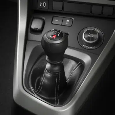 uj-gr-yaris_8