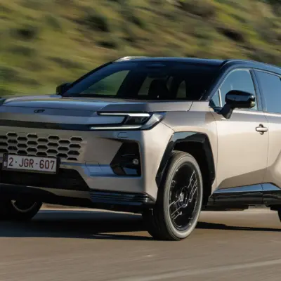 2026_RAV4 HEV_Avantgarde Bronze_dynamic_001