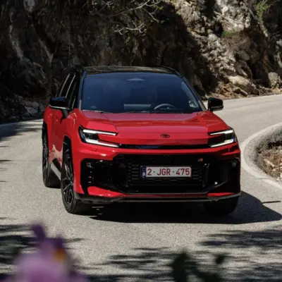 2026_RAV4 HEV_GRS_Emotional Red_dynamic_015
