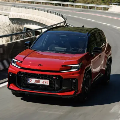 2026_RAV4 HEV_GRS_Emotional Red_dynamic_018