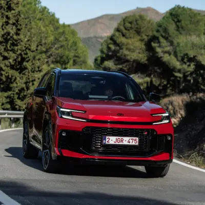 2026_RAV4 HEV_GRS_Emotional Red_dynamic_019