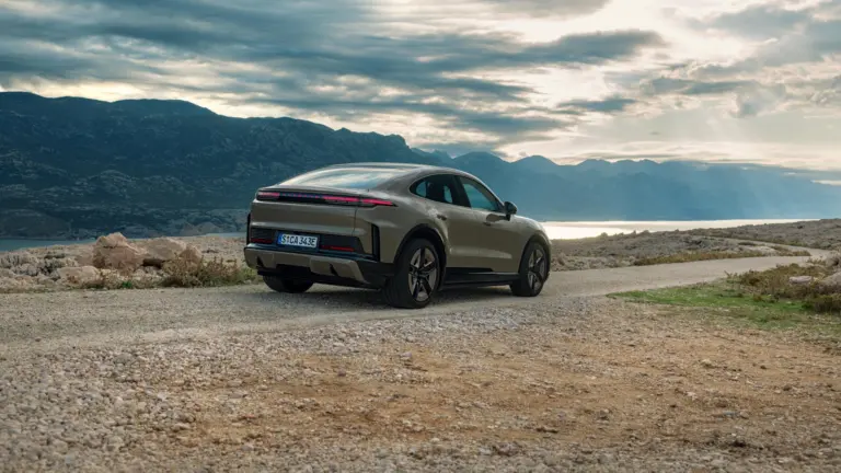 Már SUV-kupéként is megjelent minden idők legerősebb sorozatgyártású Porsche modellje!