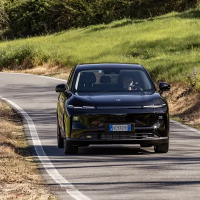 B10HybridEVMetallicBlack-dynamic