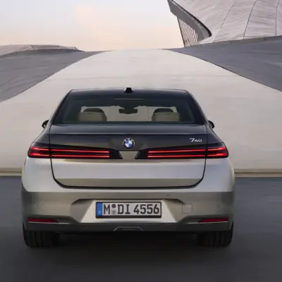 P90636063_highRes_bmw-740-xdrive-04-20