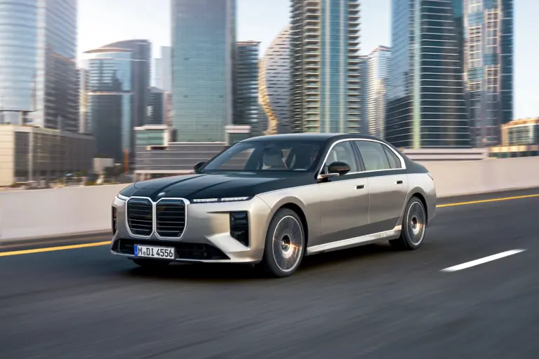 Hatalmas ráncfelvarrást kapott a 7-es BMW! Rá sem ismerni belülről!