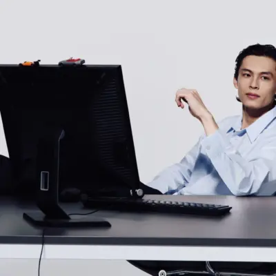 PF01_INKMUBLTR_033-RGB-InUse-OnDesk-Talent-Man-Sitting-Office-A0_MONO co...