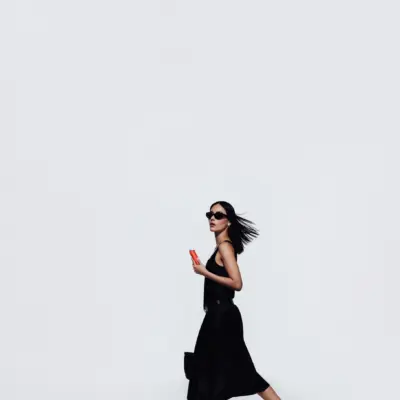 PF01_SCRDPBLTR_032-RGB-InUse-InHand-Talent-Woman-Walking-A0_MONO copy