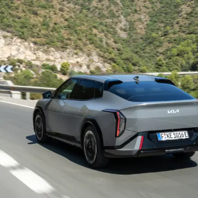 kia-ev4-fastback-gt-line-shale-gray-dynamic-digital-1920x1080-001